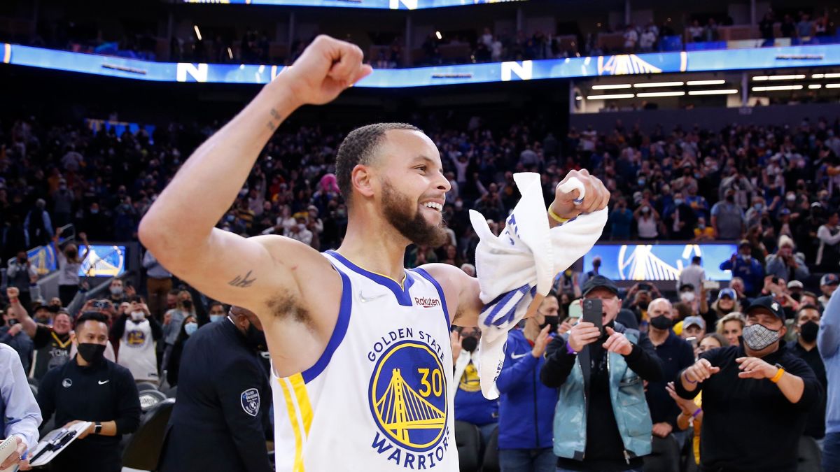 Steph Curry hits first career buzzer-beater to lift Warriors to win