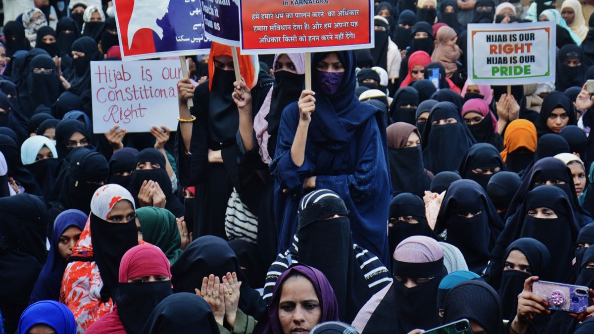 Karnataka 'hijab row': protests spread in India as girls refuse to be told  what not to wear - CNN