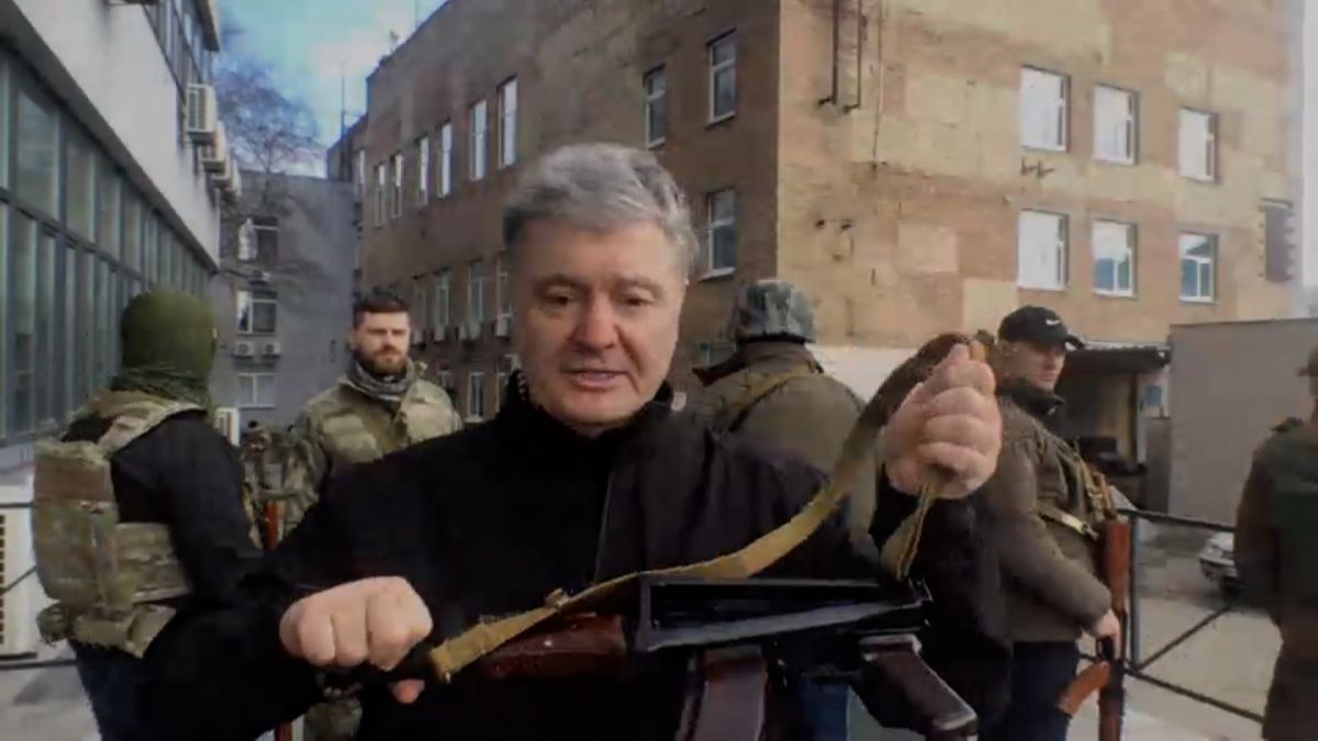 Video: Former Ukrainian president armed in Kyiv - CNN Video