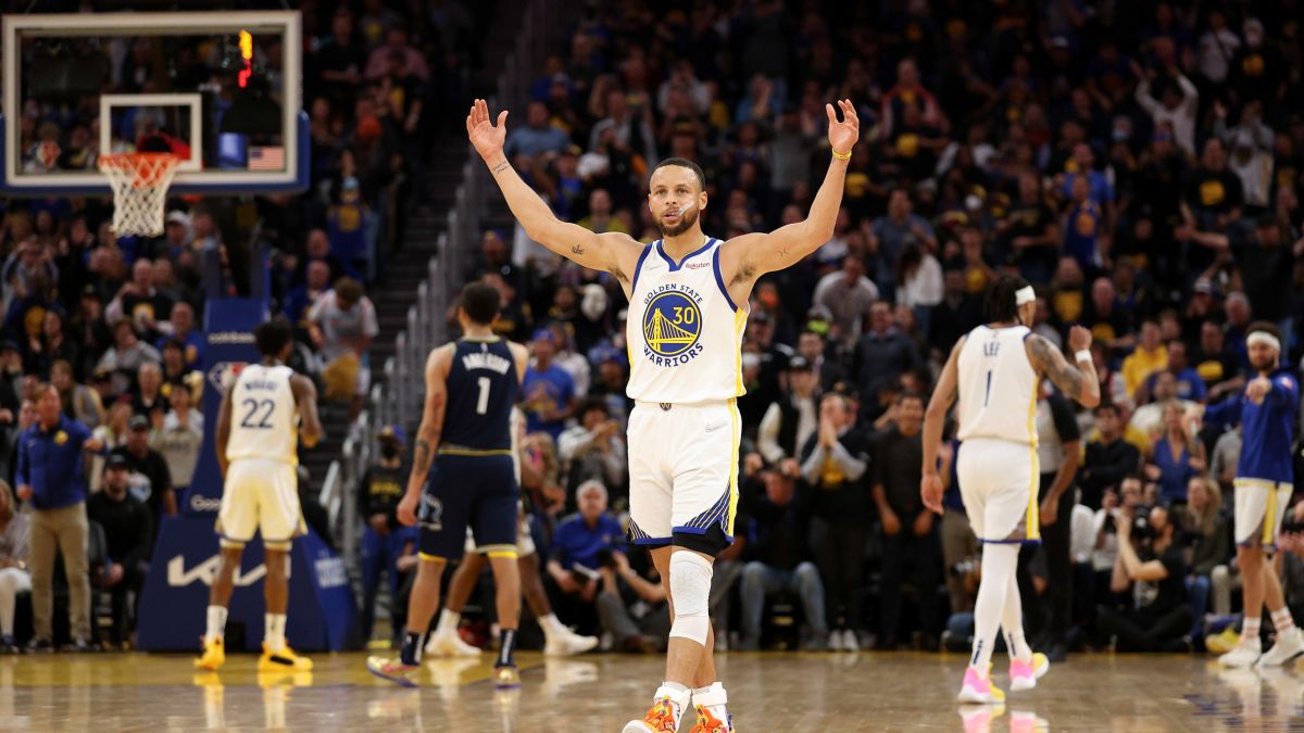 Steph Curry Makes History in Massive Game 5 Win vs. Kings - Inside the  Warriors