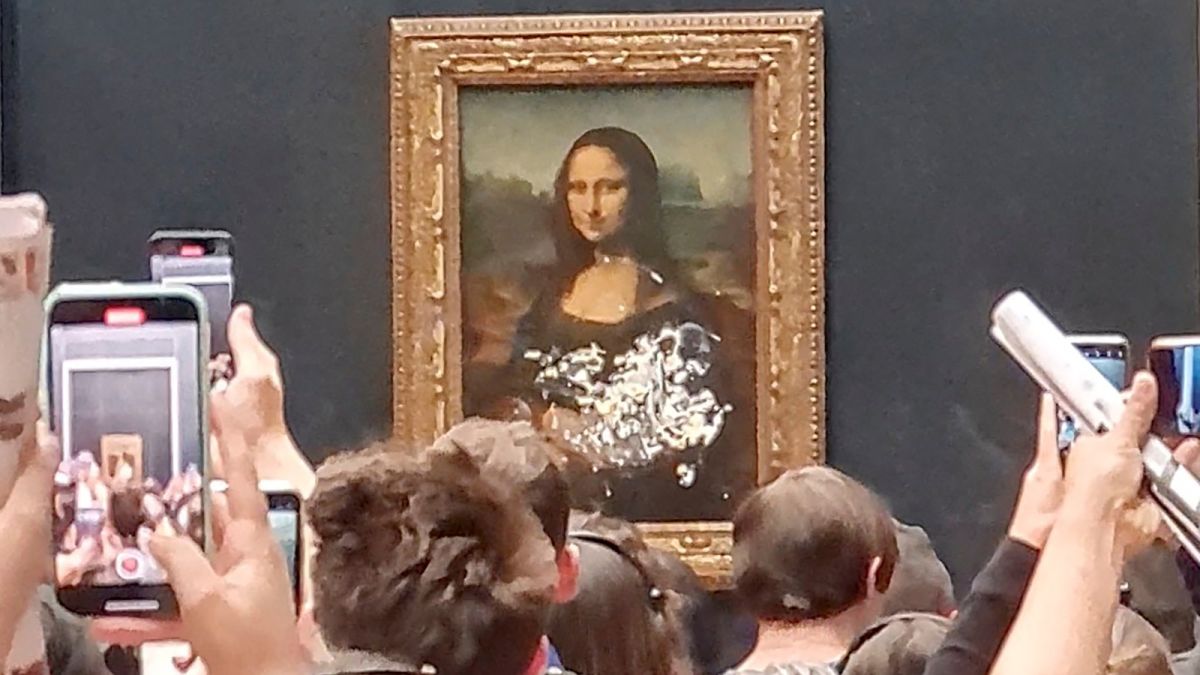 Video: 'Mona Lisa' gets caked by man dressed in disguise at Louvre | CNN
