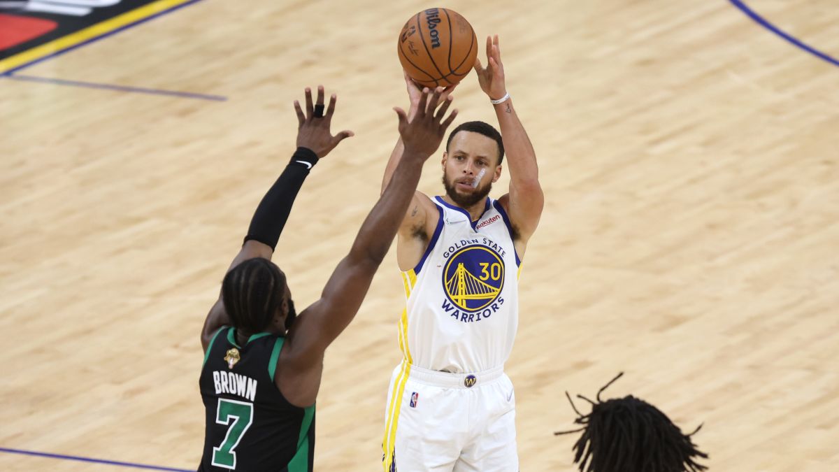 Steph Curry's big 3rd quarter lifts Warriors to blowout win in Houston