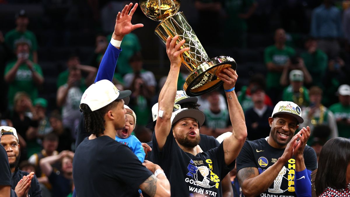 Stephen Curry receives NBA Finals MVP award for 1st time in his career /  News 