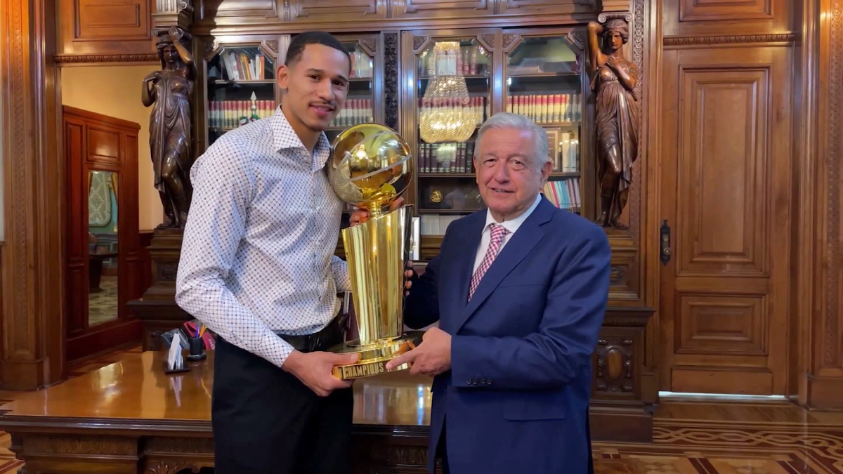 López Obrador recibe a Juan Toscano-Anderson y al trofeo de la NBA