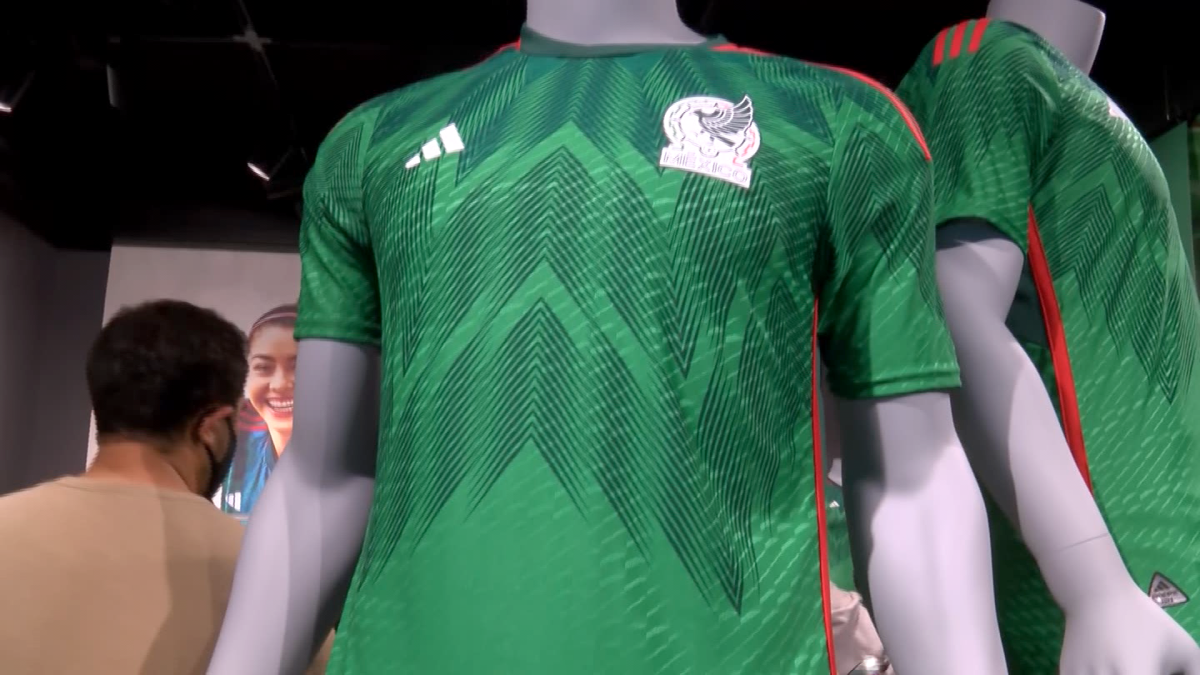 La Mexicana presenta su nueva camiseta Mundial de Qatar 2022 - CNN Video