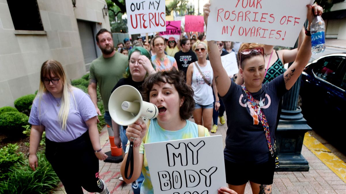 Louisiana judge temporarily blocks state from enforcing abortion