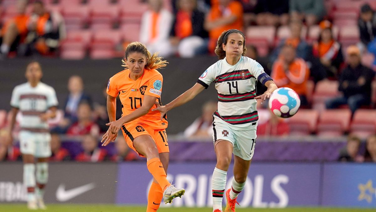 Women's Euro 2022: Daniëlle van de Donk's stunning winner snatches victory  for the Netherlands | CNN