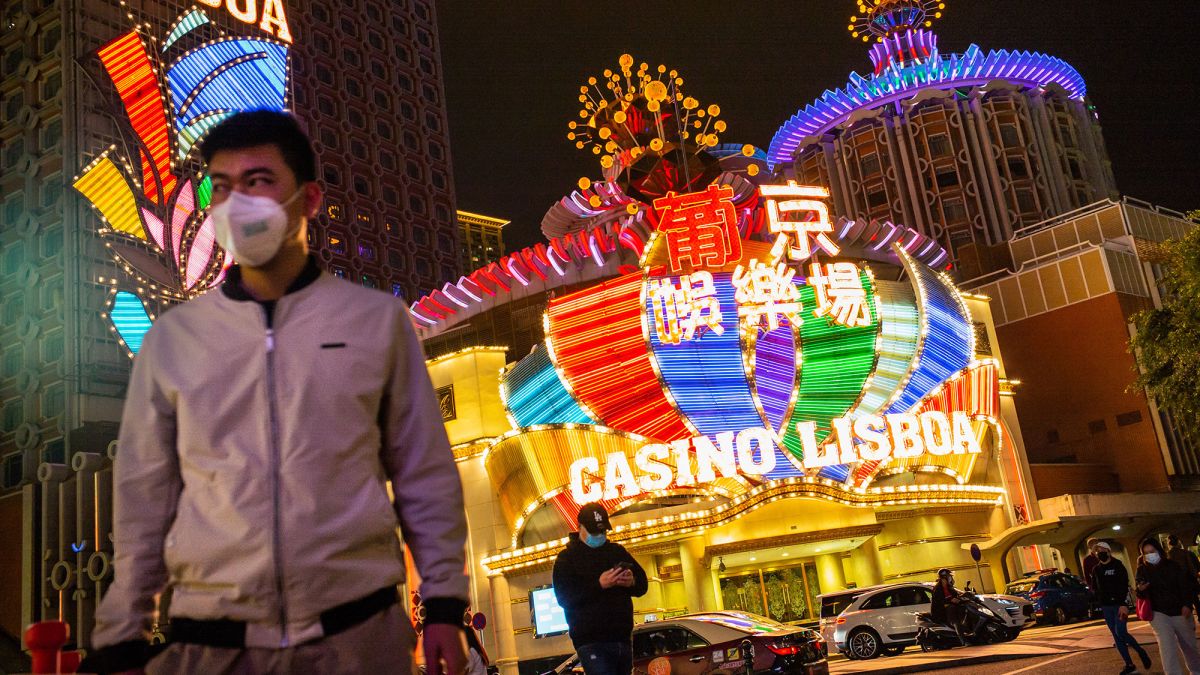 Macau fecha maioria dos comércios com alta de casos de Covid, mas cassinos  continuam