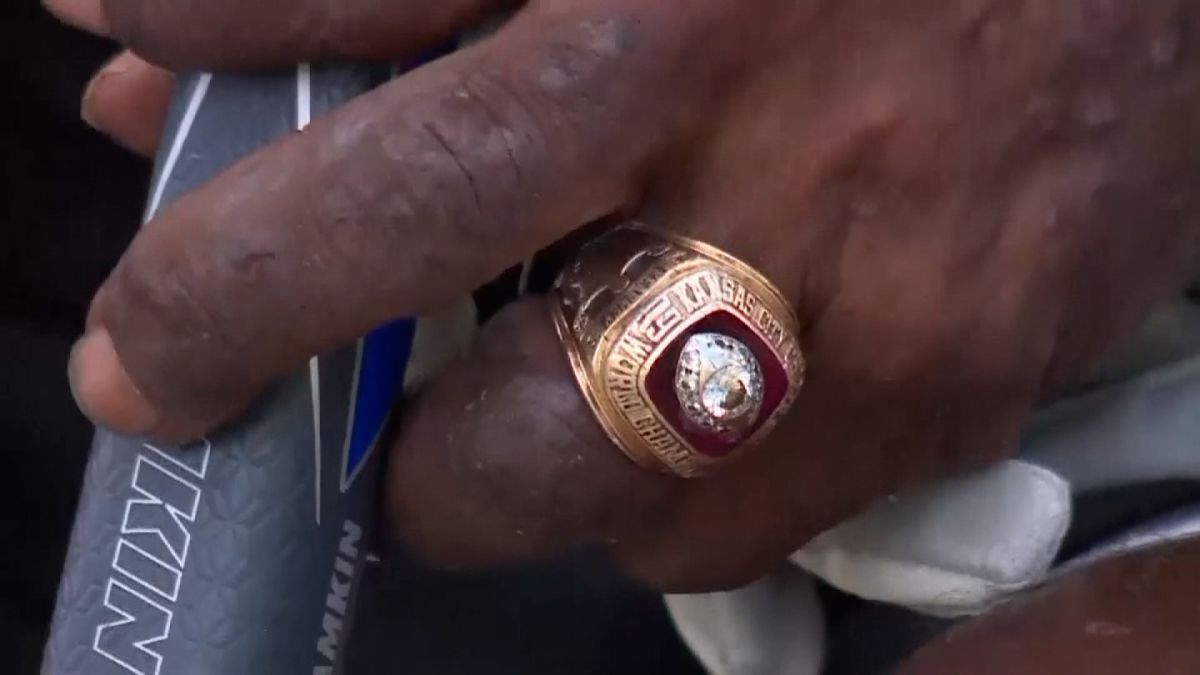 Chiefs show off Super Bowl rings 