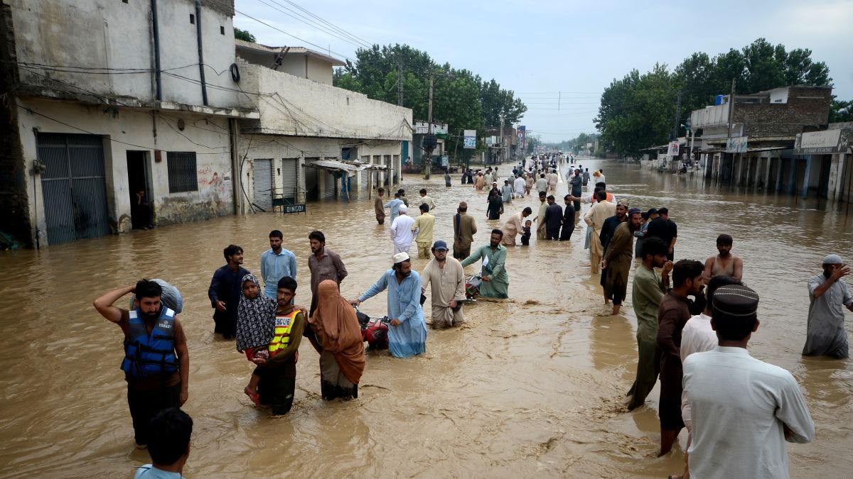 Pakistan floods: Hundreds of children among 1,000 people killed - CNN