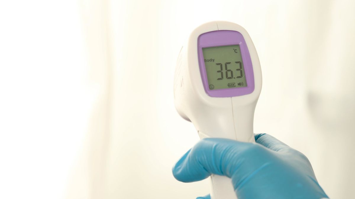 Free Photo  Medical thermometer indicating high temperature on the face  masks-coronavirus
