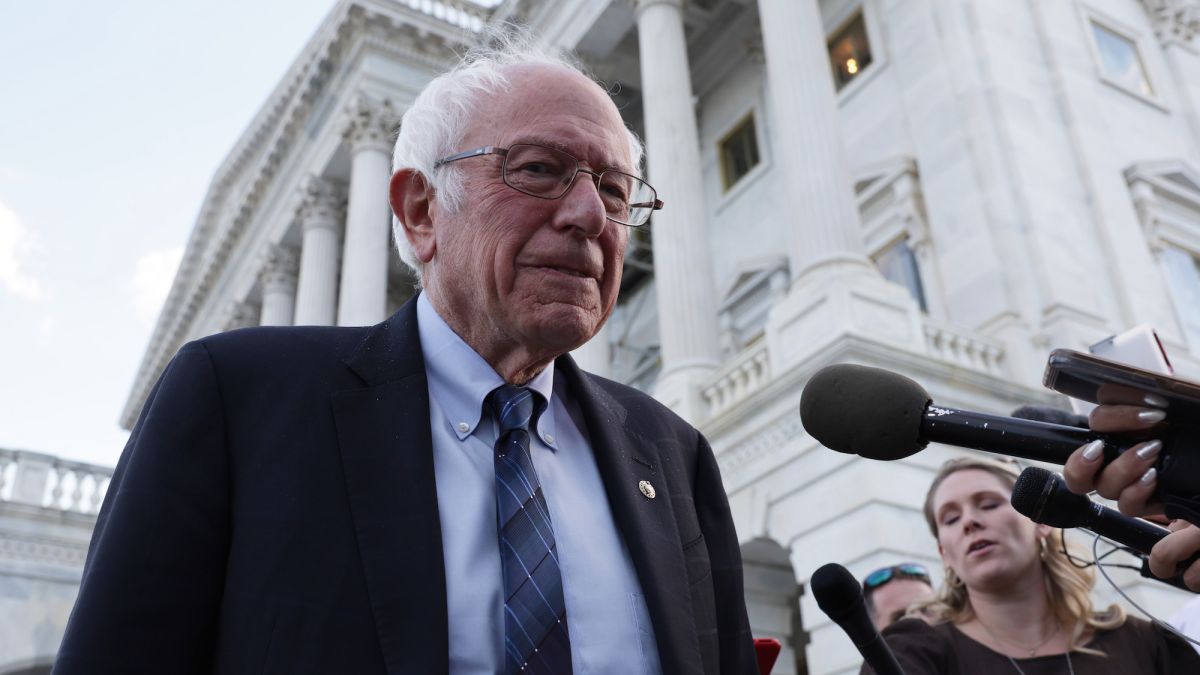 Bernie Sanders, 21yo in civil rights protest gets removed by Chicago PD -  WE MUST END THE A II LIVE ADDRESS oF BIG PHARMA SEN. BERNIE SANDERS TONIGHT  ET - iFunny Brazil