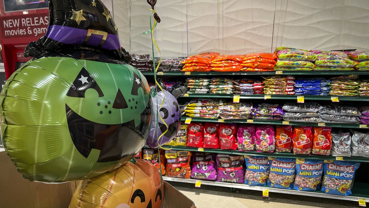 Bonbons d'Halloween pas chers? On a comparé les prix au Dollarama vs  Walmart - Narcity