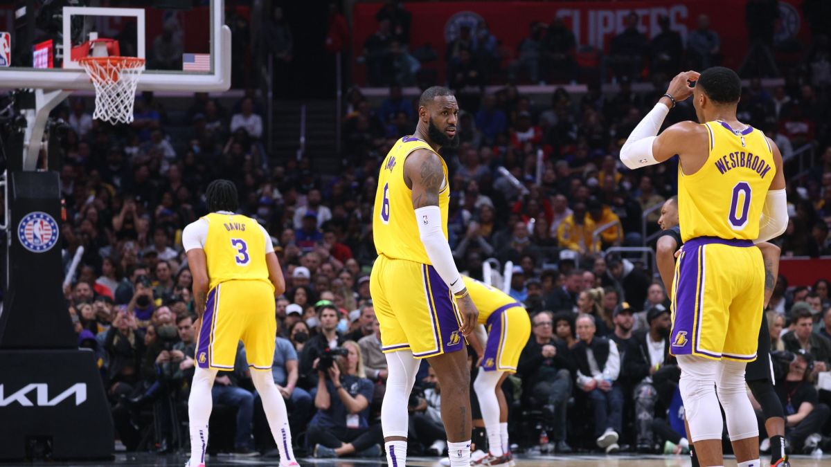 Lakers lose to Clippers as LeBron James exits due to injury