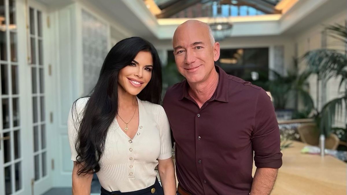 Sau công bố cho đi phần lớn tài sản của Jeff Bezos, bạn gái của tỷ phú giàu thứ 2 thế giới có động thái mới - Ảnh 1.