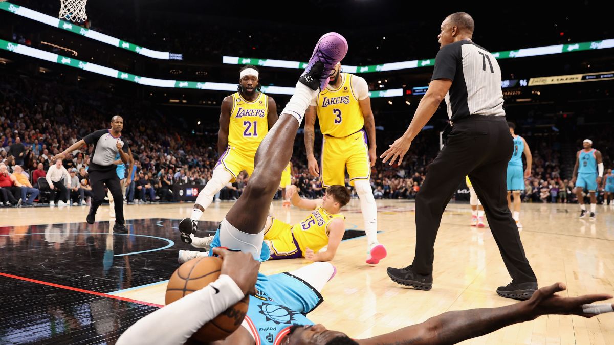 Video: Patrick Beverley Eggs on Lakers Fans to Keep Booing During