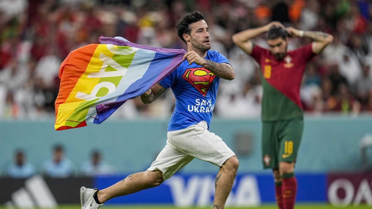 valuta Academie Martelaar Portugal vs. Uruguay: Pitch invader with rainbow flag interrupts World Cup  match | CNN