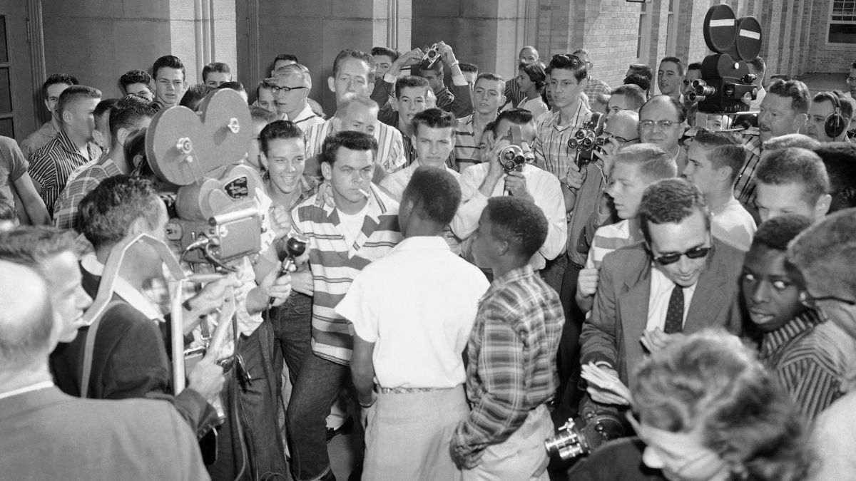 LeBron James pivots presser to address 1957 photo of Cowboys owner Jerry  Jones