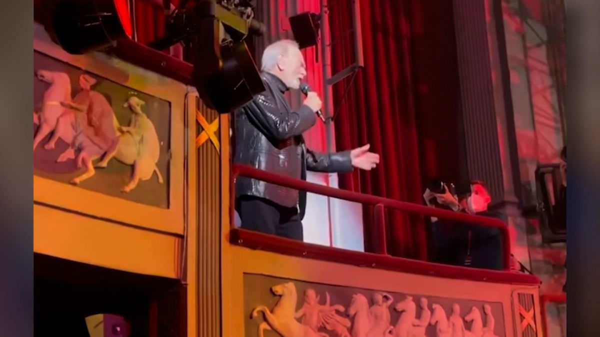 Neil Diamond gives a surprise performance at Broadway opening five