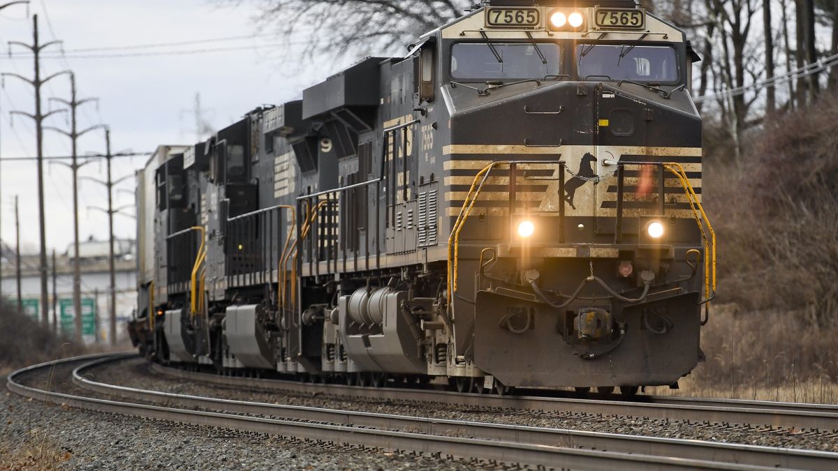 Union Pacific railroad to renew push for 1-person crews by testing  conductors in trucks