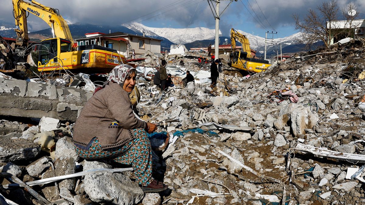 Turkey earthquake rescue: Waiting in bitter cold as rescuers work through  the night to find survivors | CNN