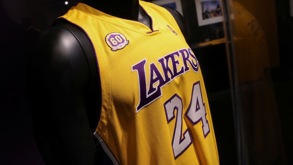 stuk Doe een poging Verrijking Kobe Bryant's MVP No. 24 jersey sells for $5.8 million | CNN