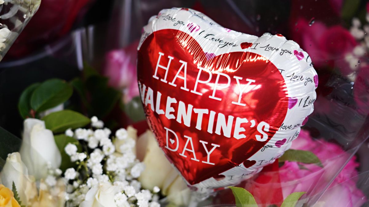 San Valentín: ¿quiénes gastan más en regalos para el Día de los Enamorados?  - CNN Video