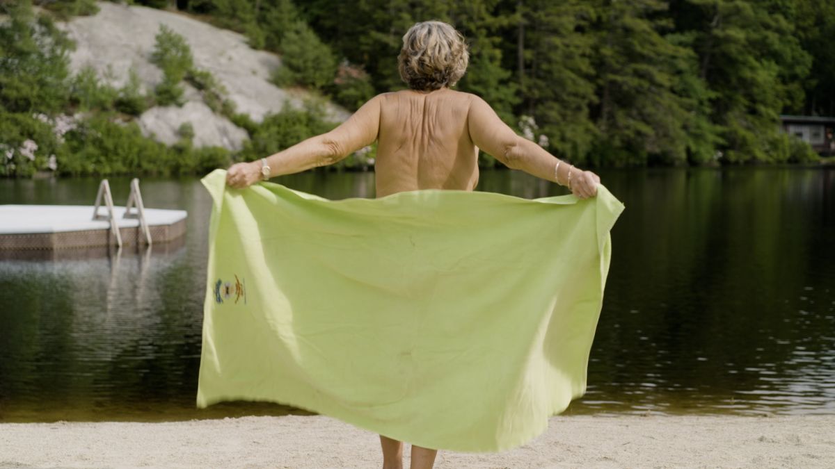 Una nudista explica lo que no se debe hacer en una playa nudista