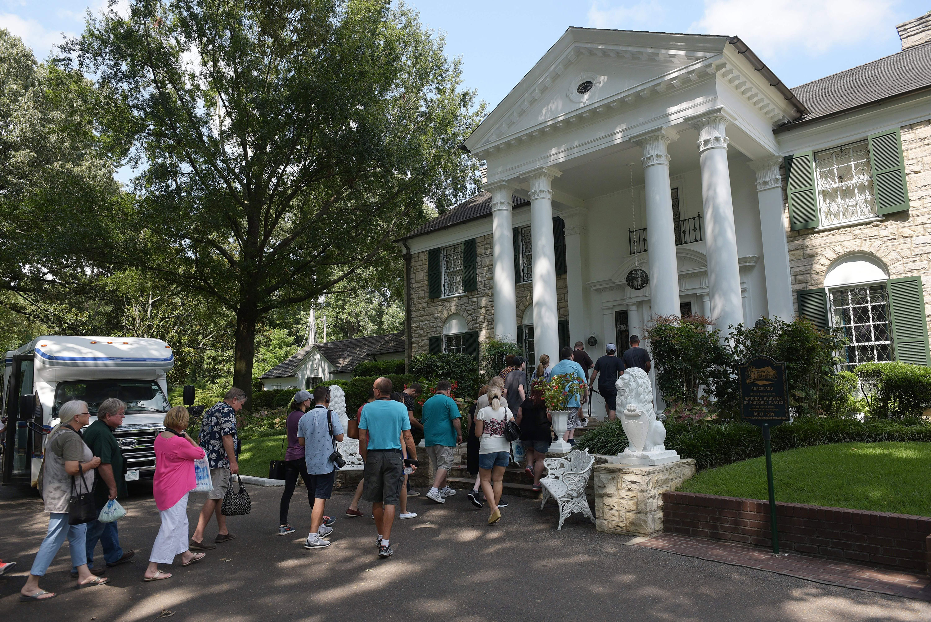 Les visiteurs attendent d'entrer dans Graceland le 12 août 2017 à Memphis, Tennessee. 
