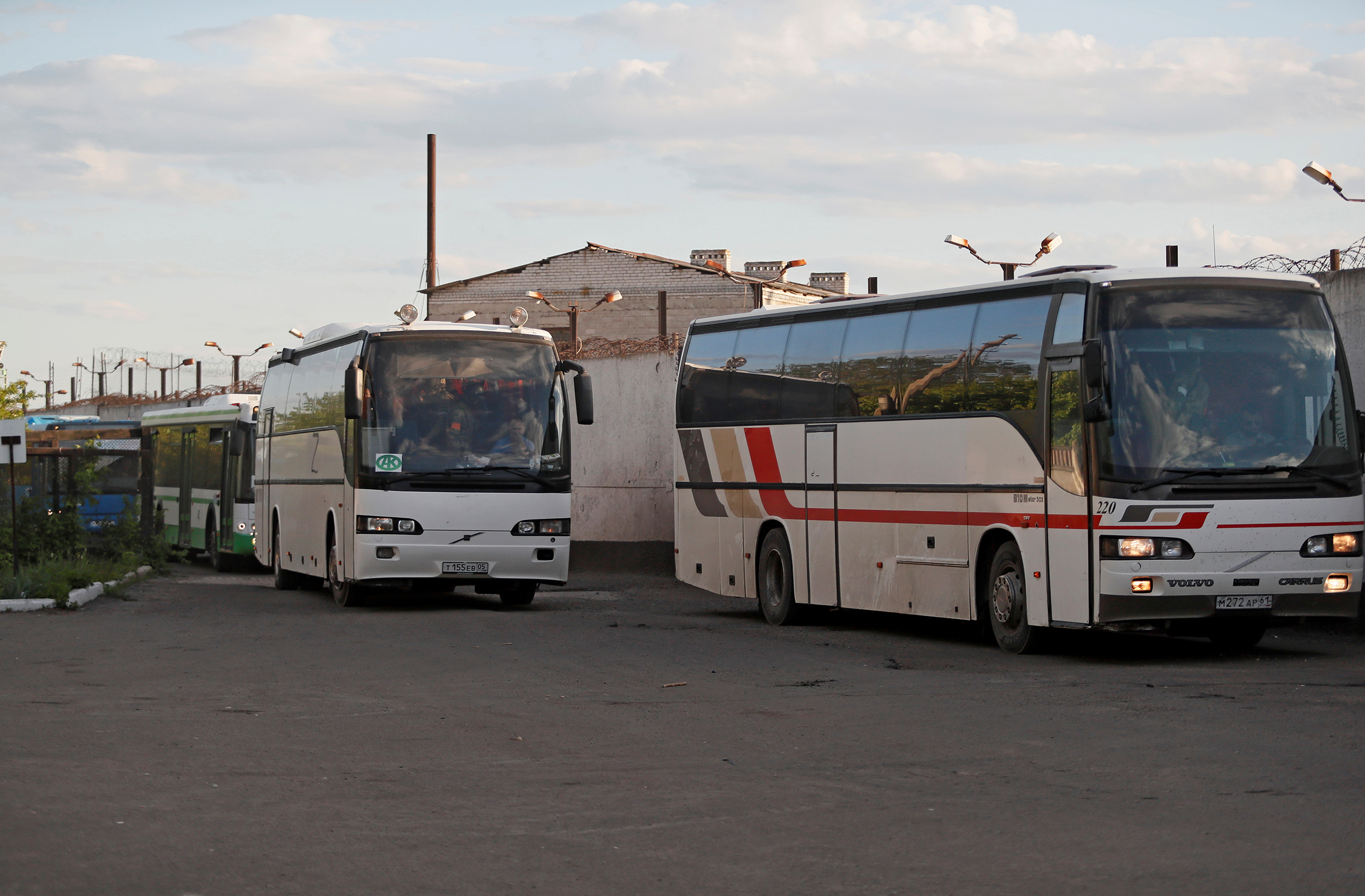 Bussen met dienstplichtigen van Oekraïense troepen arriveren op 17 mei onder escorte van het pro-Russische leger bij een detentiecentrum in de nederzetting Olenivka in de regio Donetsk, Oekraïne.
