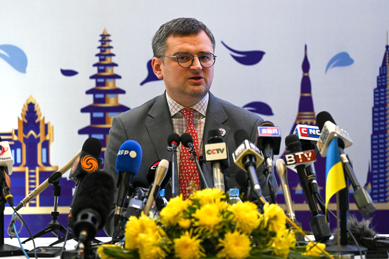 Ukrainian Foreign Minister Dmytro Kuleba speaks at a press conference in Phnom Penh, Cambodia, on November 12. 