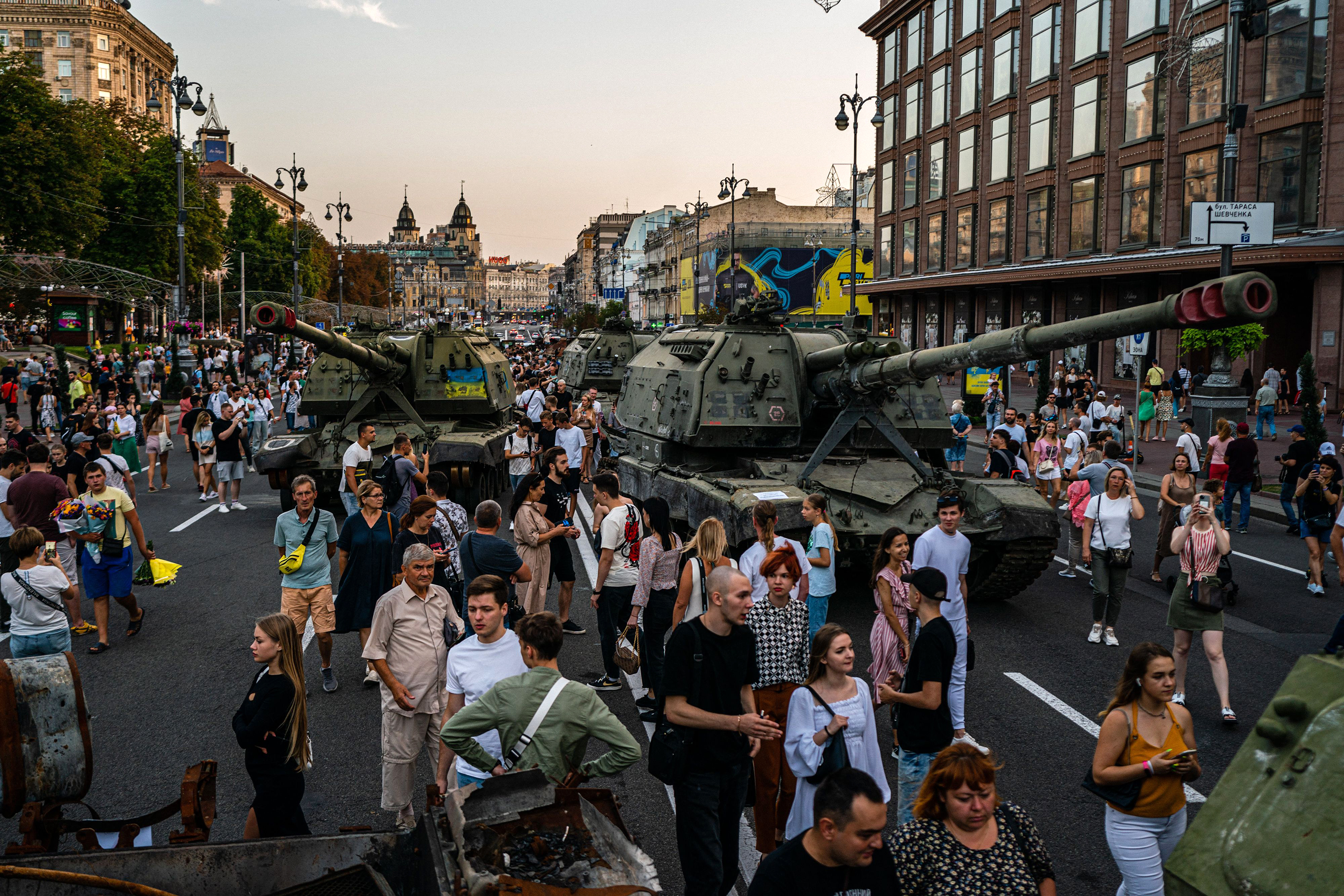 Les gens regardent l'équipement militaire russe détruit dans un musée militaire en plein air à Kyiv, en Ukraine, le 21 août, avant le jour de l'indépendance de l'Ukraine. 