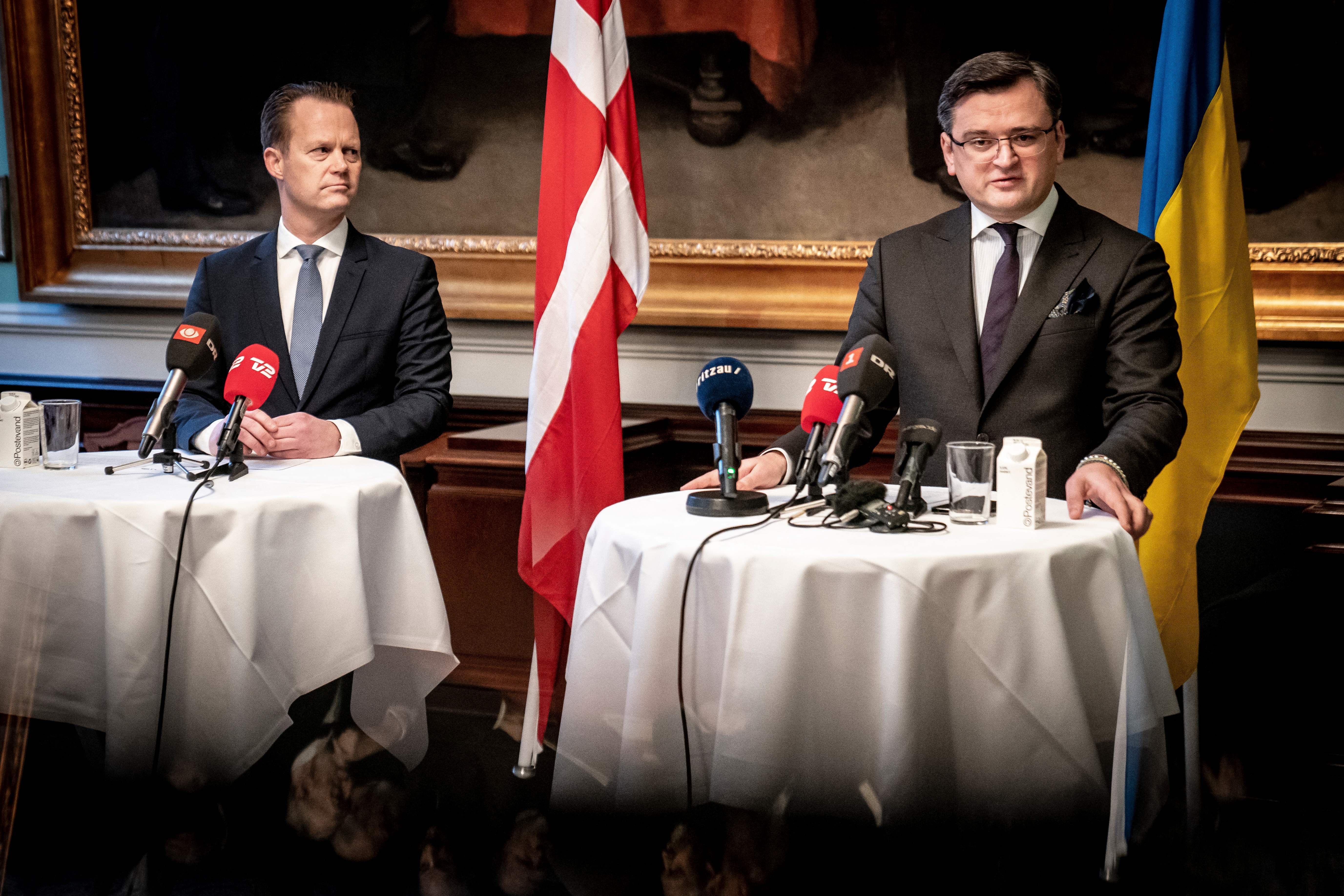 Danish Foreign Minister Jeppe Kofod (L) and Ukrainian Foreign Minister Dmytro Kuleba give a statement at Christiansborg in Copenhagen, Denmkark, on January 27.