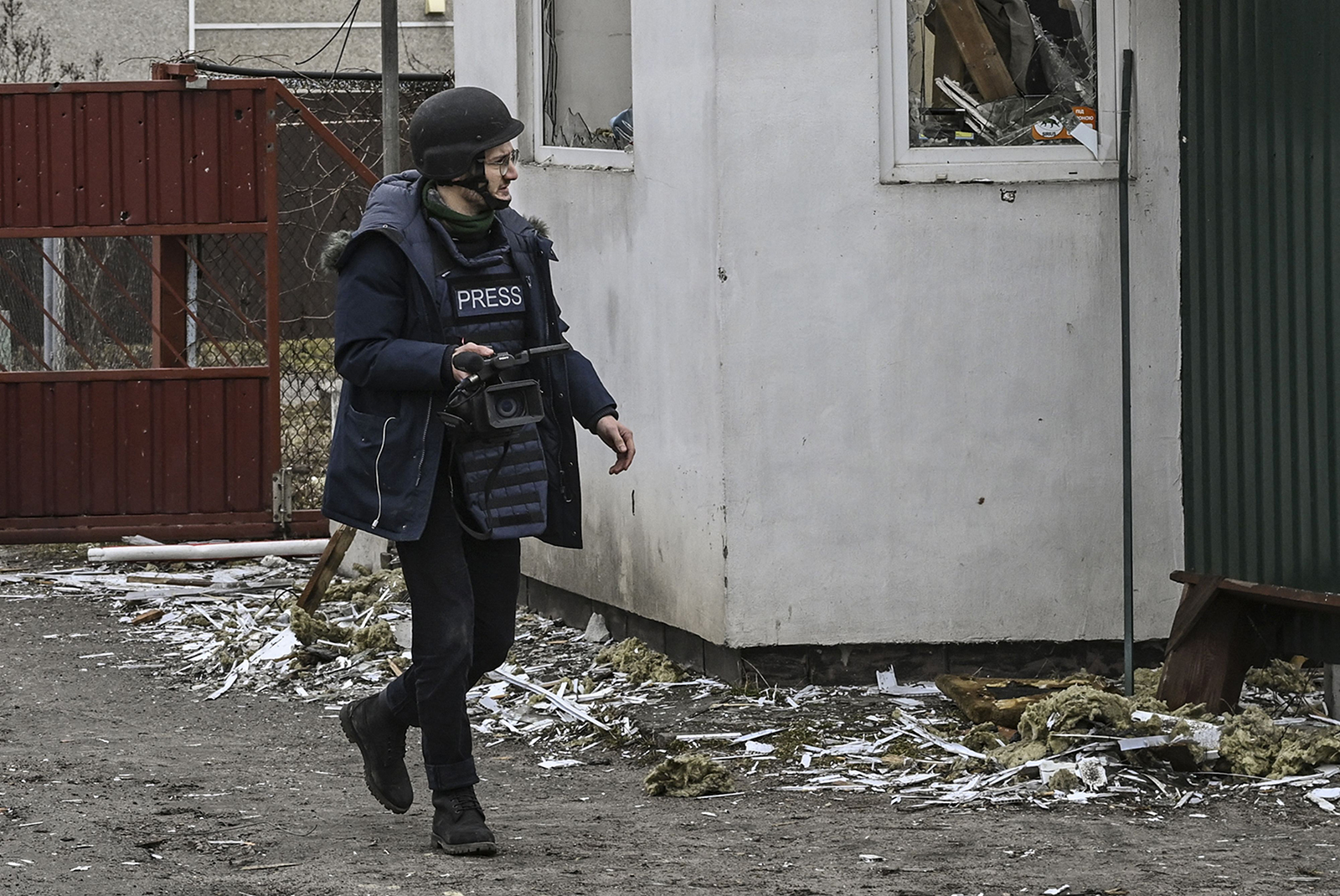 Arman Soldin camina por un pueblo después de un bombardeo en Ucrania el 3 de marzo de 2022.