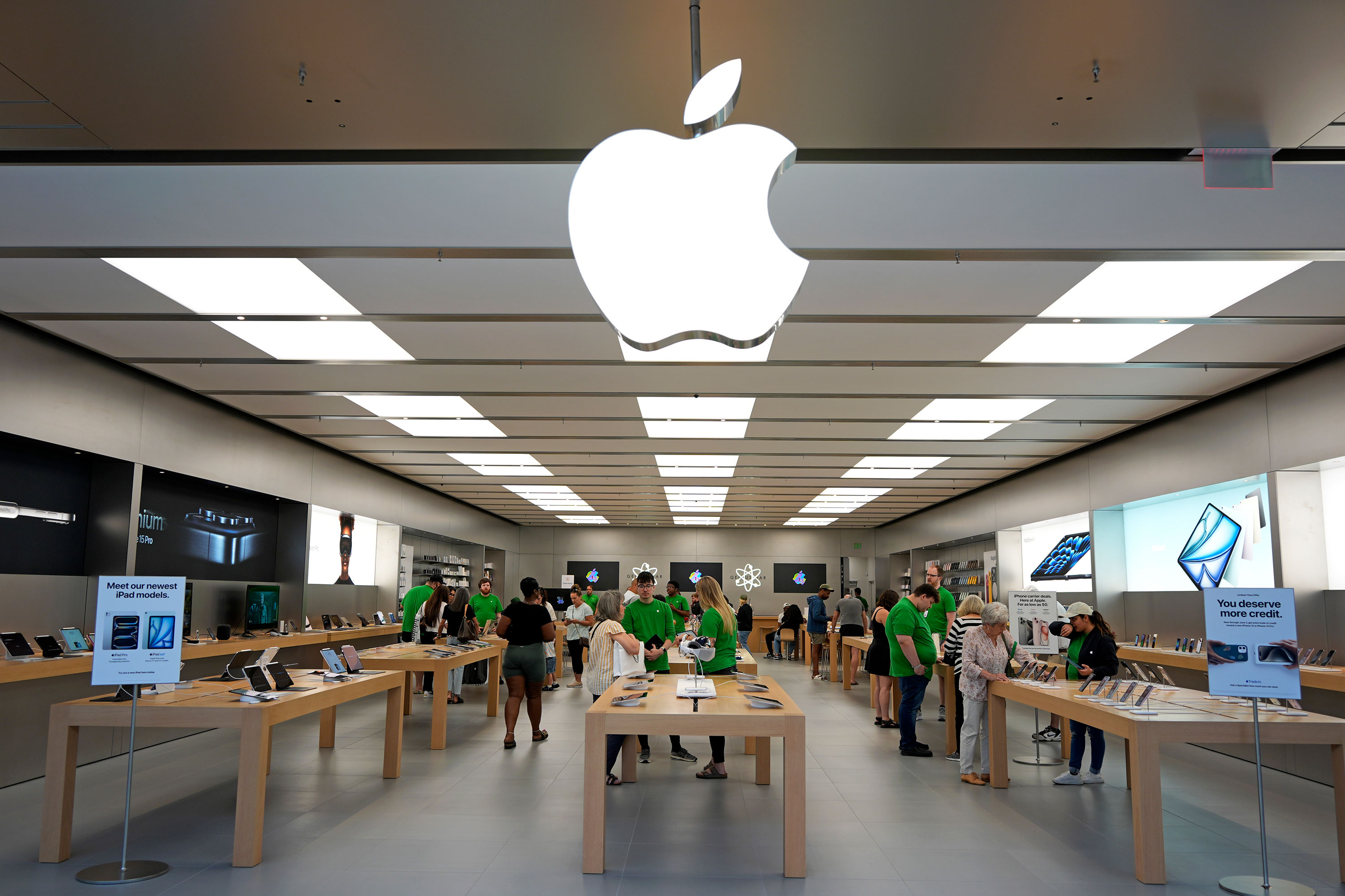 Menschen kaufen am 3. Juni in einem Apple Store in Pittsburgh ein. 