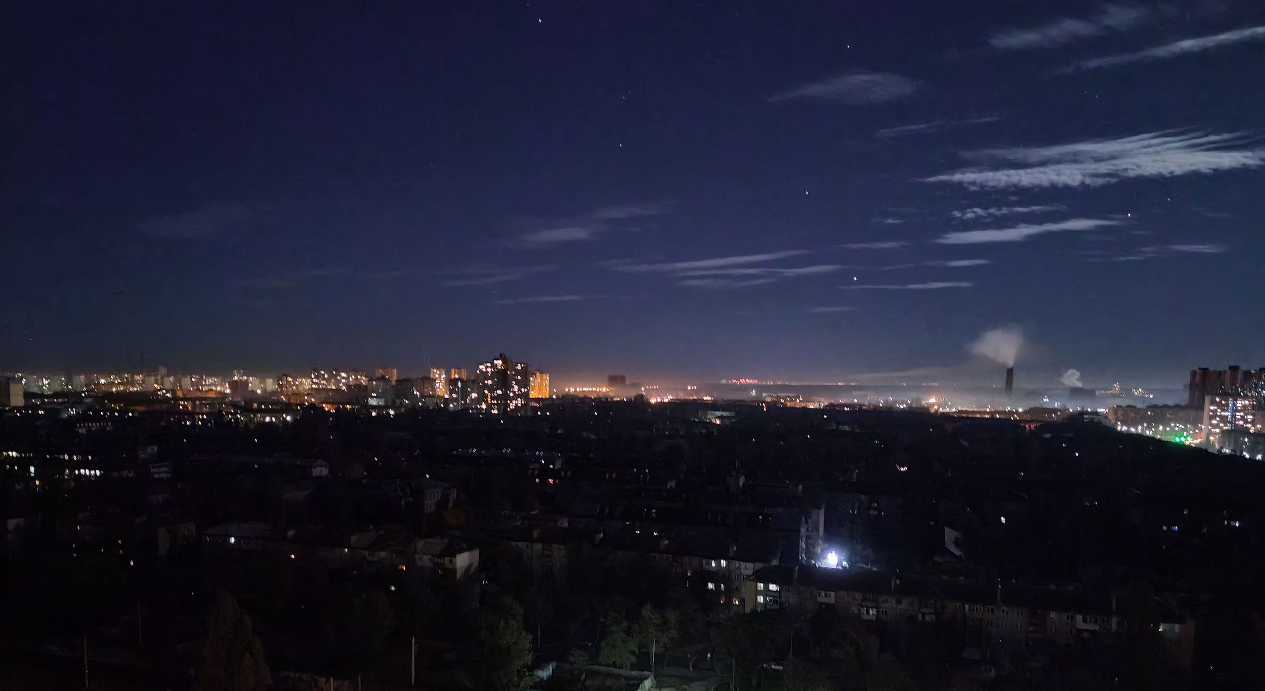 Вид на Кай во время отключения электроэнергии после ракетных обстрелов критически важной инфраструктуры вечером 11 октября. 