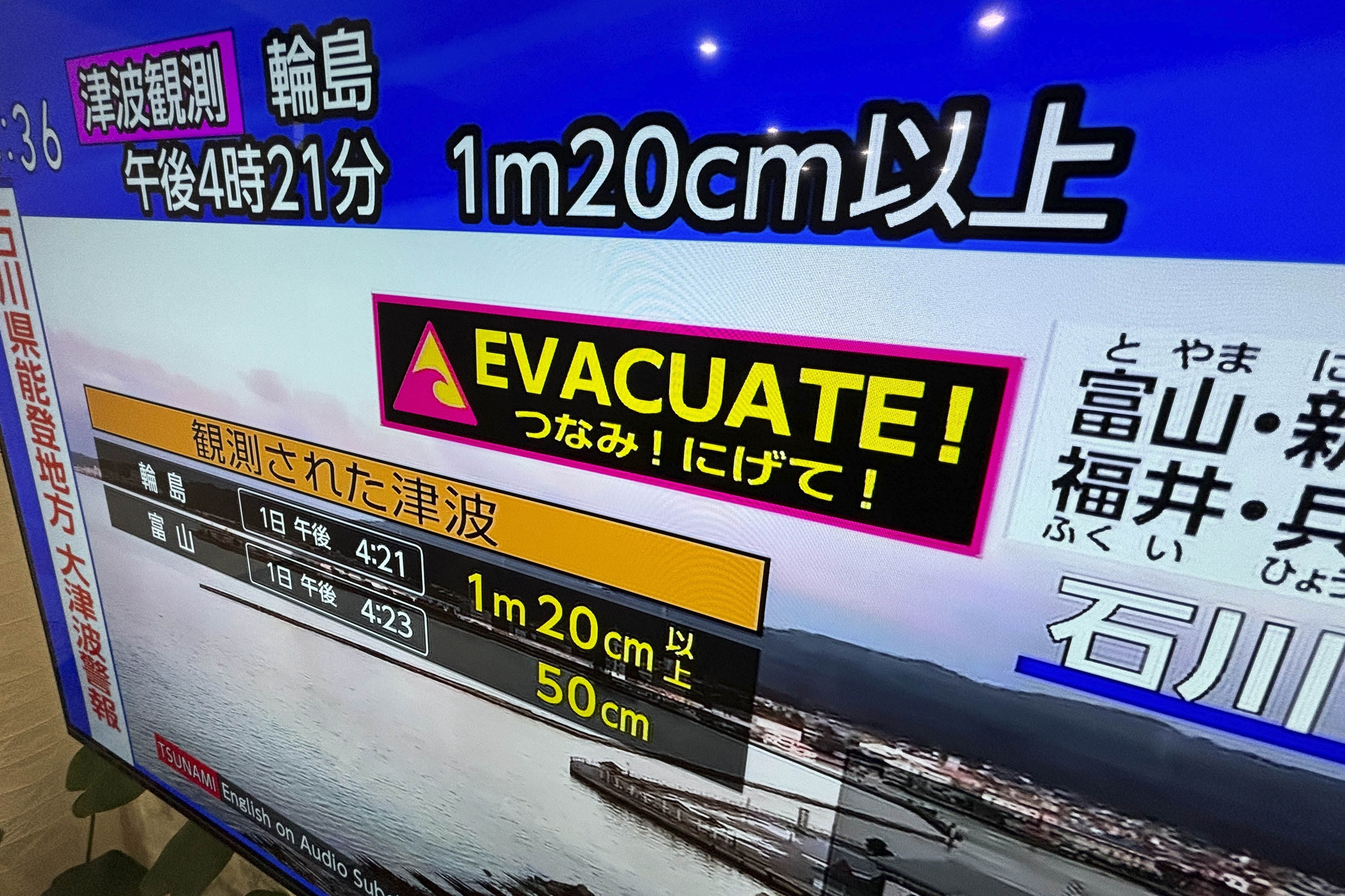 Una advertencia de tsunami se muestra en una pantalla de televisión en Yokohama, Japón, el 1 de enero.