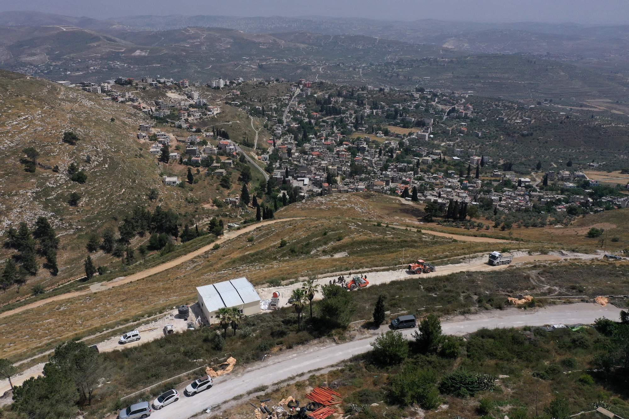 מבט אווירי מציג את מוצב המתנחלים הישראלי חומש בגדה המערבית הכבושה, ב-29 במאי 2023.