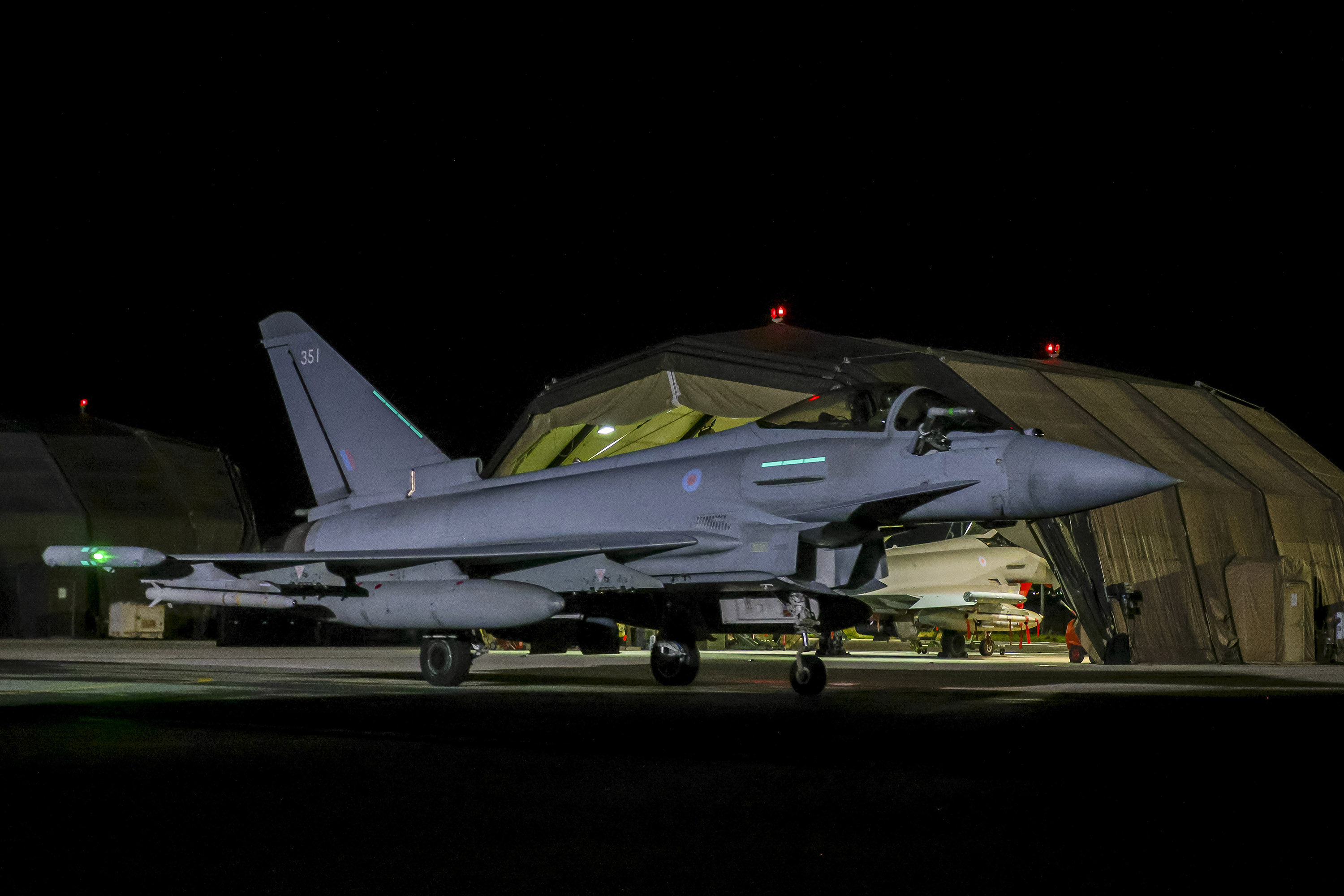 Los aviones RAF Typhoon y Voyager regresan a RAF Akrotiri en Chipre después de llevar a cabo ataques aéreos contra objetivos militares hutíes en Yemen, el 23 de enero.
