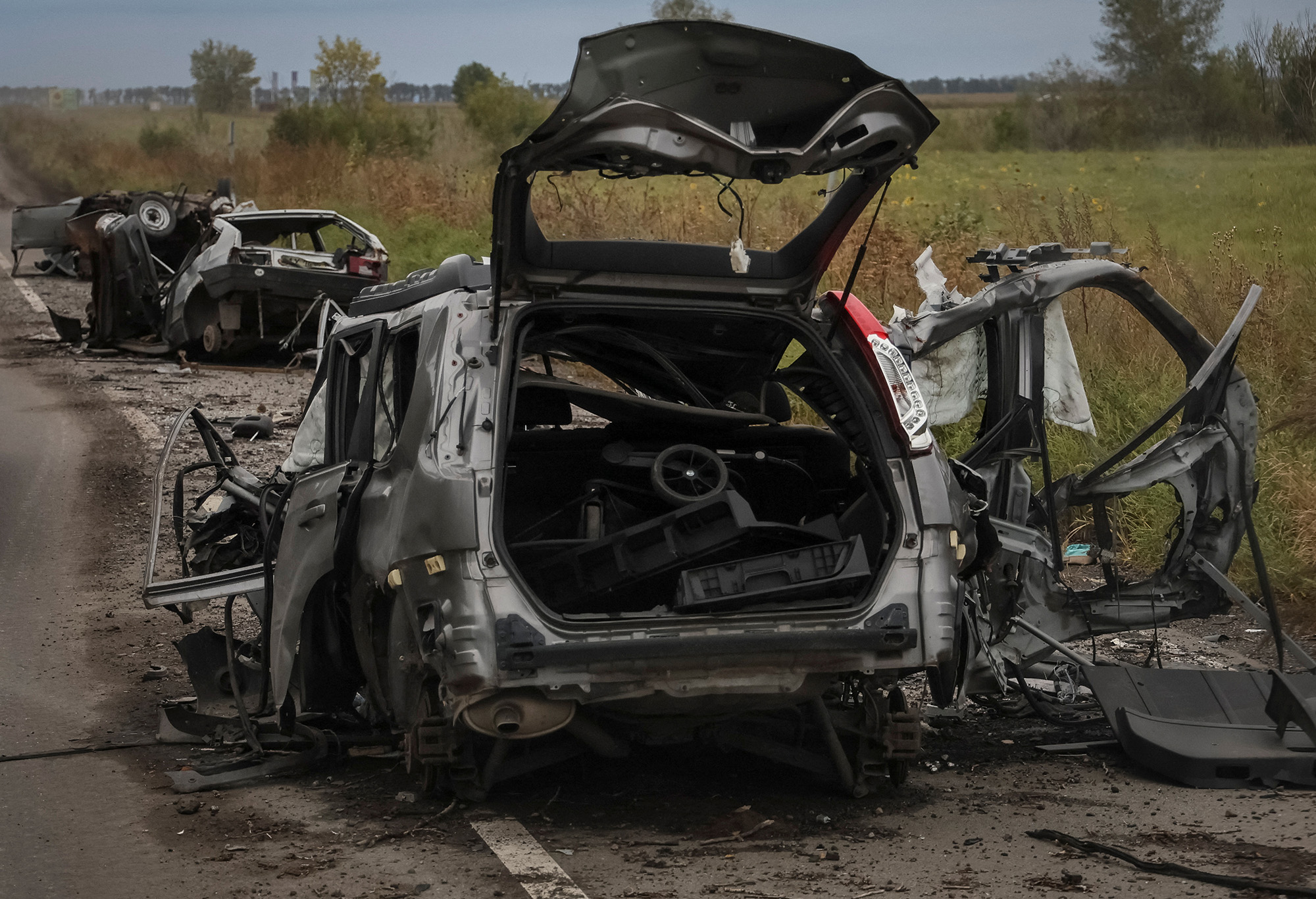 13 सितंबर को खार्किव क्षेत्र में यूक्रेन के बालाक्लिया शहर के पास एक सड़क पर कई नष्ट नागरिक कारों को देखा जाता है।