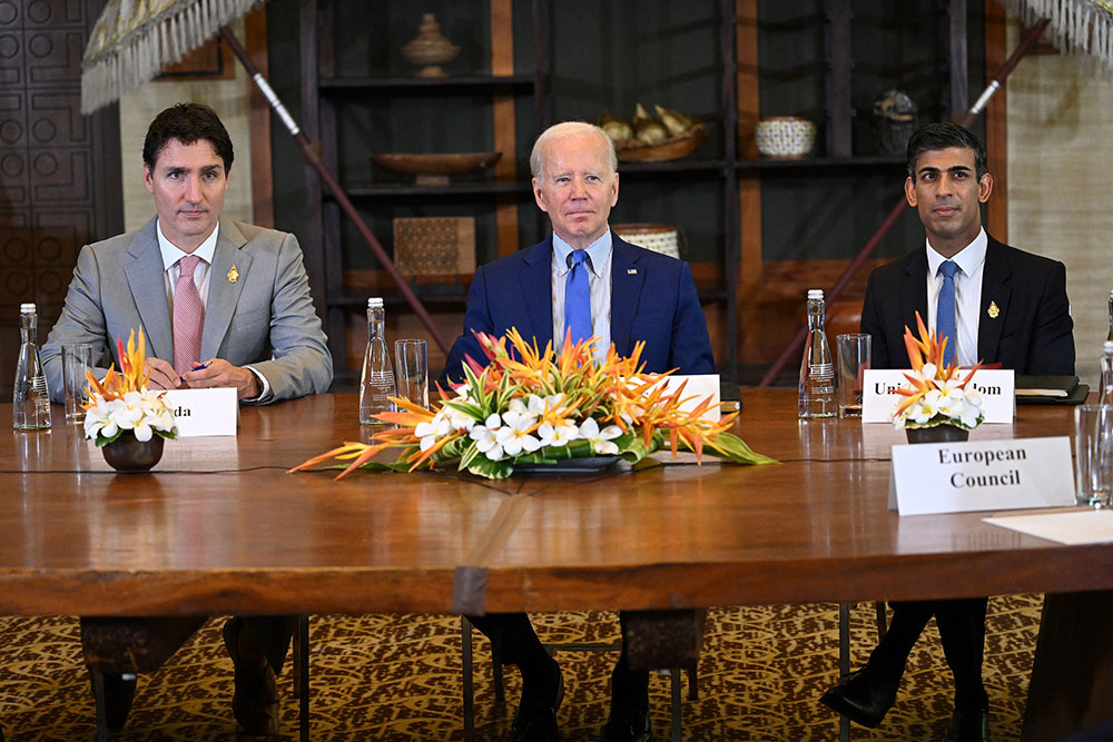 Biden , Perdana Menteri Inggris Rishi Sunak, kanan, dan Perdana Menteri Kanada Justin Trudeau berkumpul untuk mengadakan "keadaan darurat" pertemuan untuk membahas serangan rudal di wilayah Polandia dekat perbatasan dengan Ukraina, di sela-sela KTT para pemimpin G20 di Nusa Dua, di pulau Bali, Indonesia pada 16 November. 