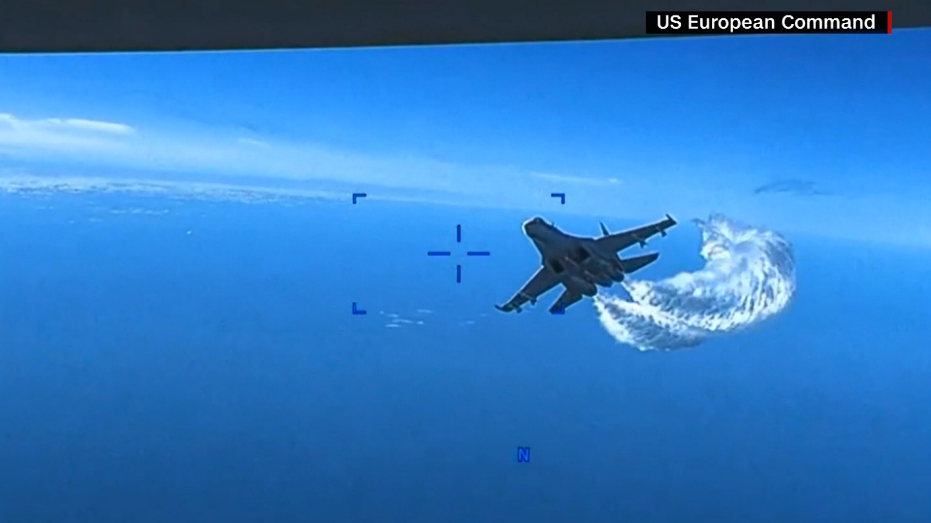 Se ve un SU-27 ruso interceptando un dron estadounidense sobre el Mar Negro.