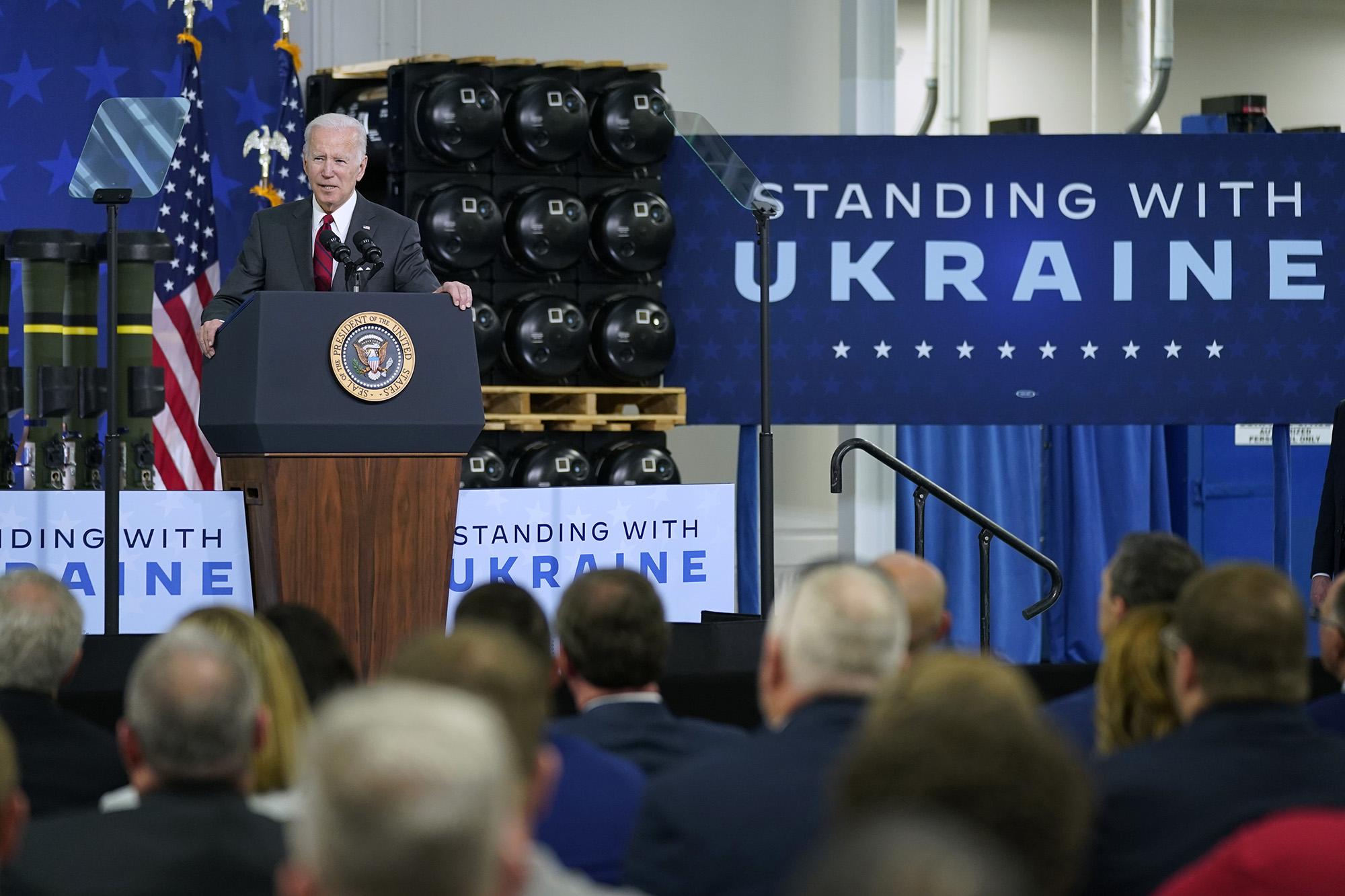 Il presidente Joe Biden parla dell'assistenza alla sicurezza in Ucraina durante una visita alla struttura operativa della contea di Lockheed Martin Pike, dove producono missili anticarro Javelin il 3 maggio, a Troy, in Alabama.