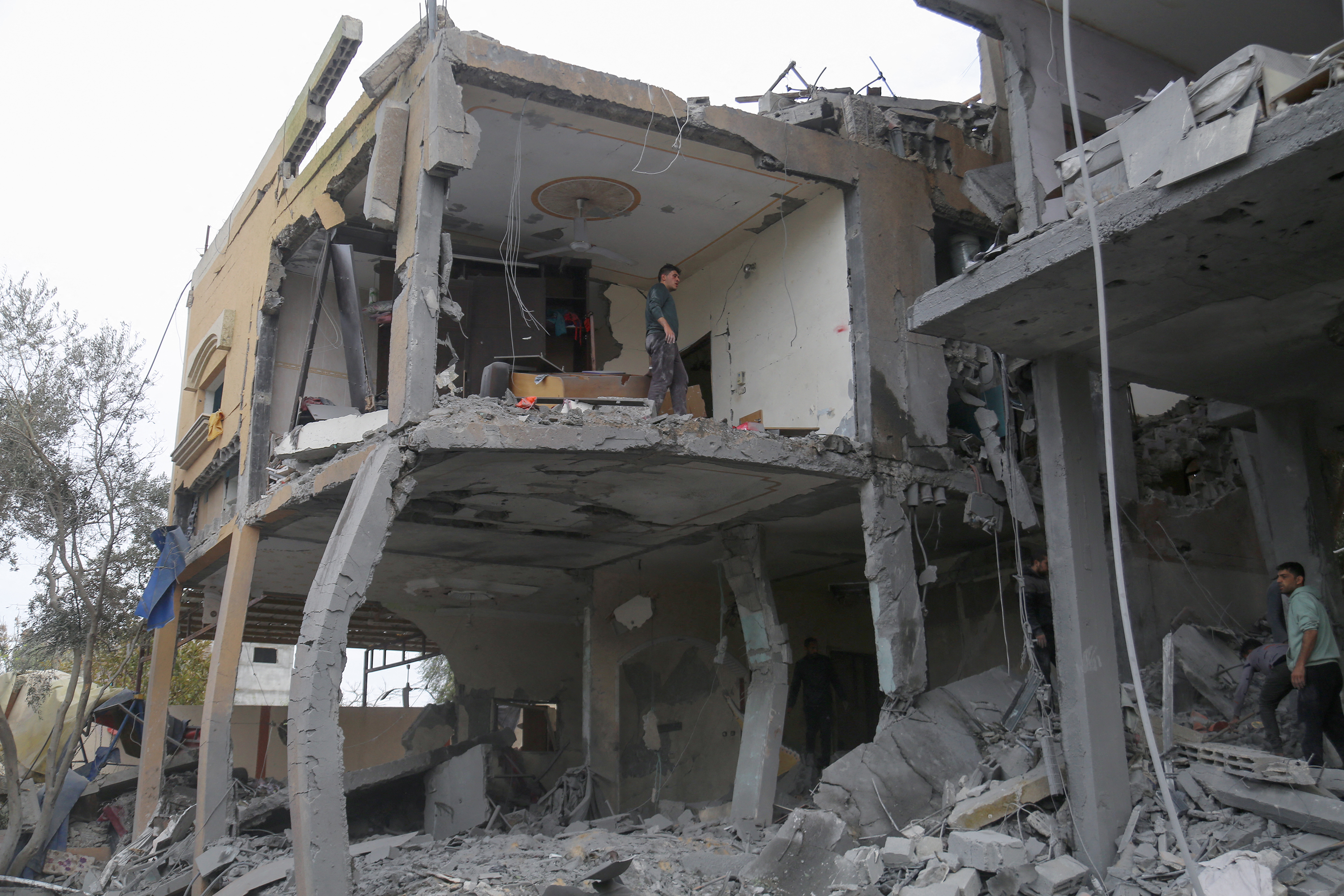 Filistinliler, 16 Mart'ta Gazze'nin merkezindeki Nuseyrat mülteci kampının batısındaki İsrail bombardımanının ardından bir aile evinin enkazında arama yapıyor.