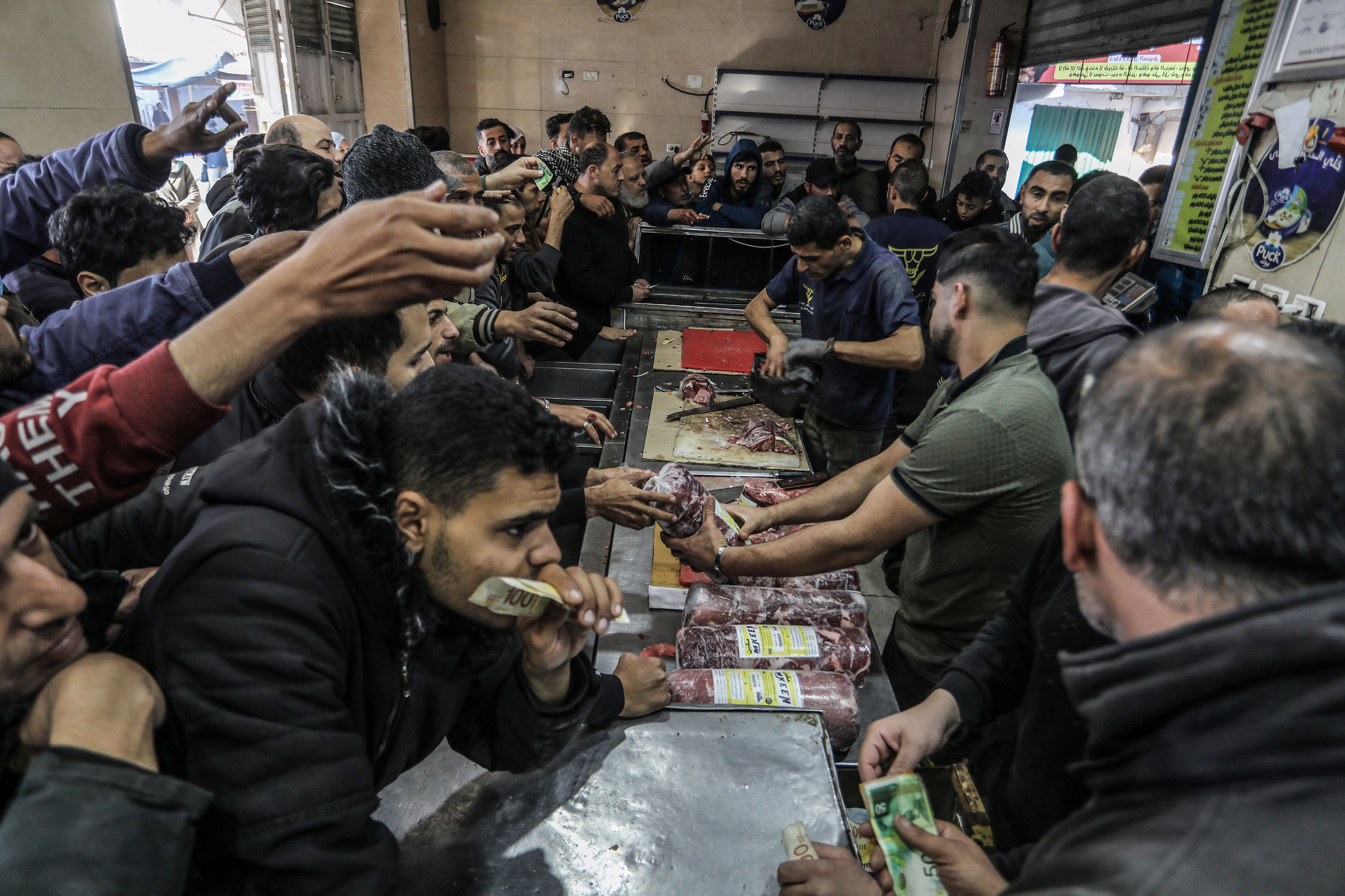 פלסטינים מצטופפים לקנות בשר ברפיח, עזה, ב-30 בדצמבר.