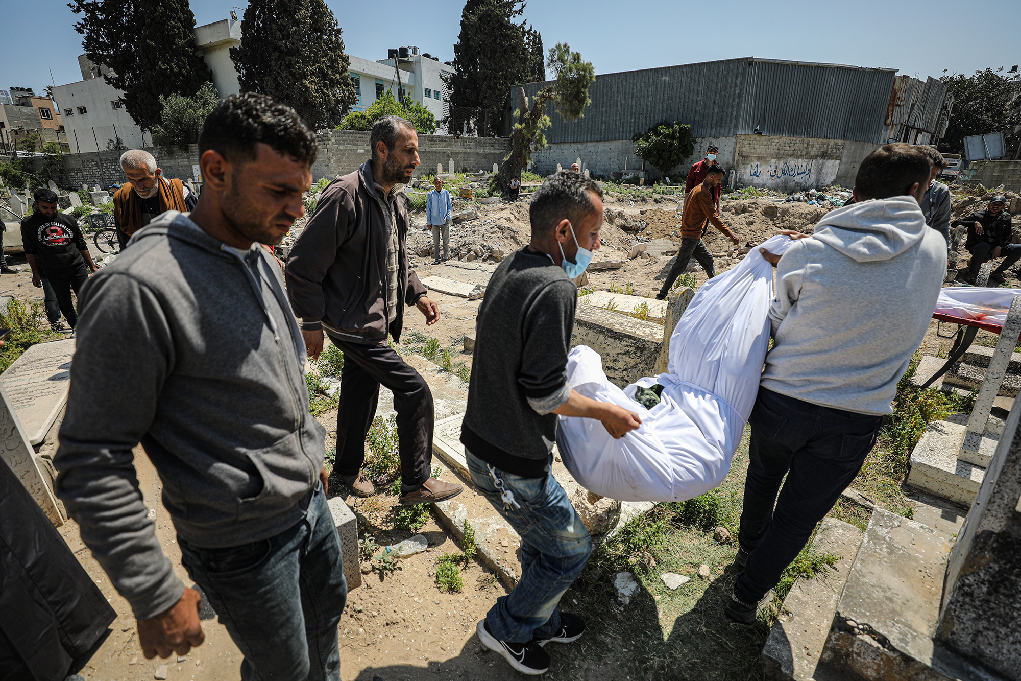 The bodies of Palestinians who lost their lives following the Israeli attack in Ed-Daraj neighborhood, Gaza, are brought to a cemetery on April 12.