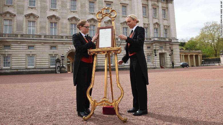 Traditionally, a notice is placed on an easel outside Buckingham Palace to announce the birth of a royal baby.