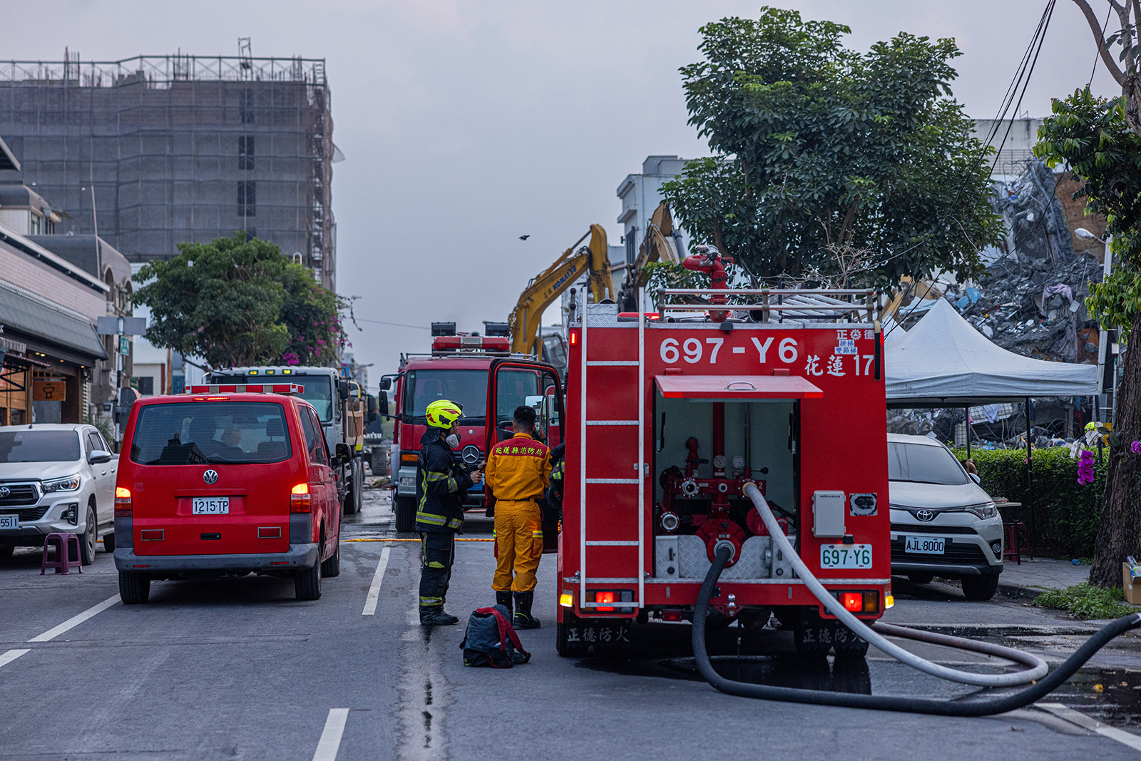 Los equipos de rescate derriban un edificio derrumbado tras el terremoto en Hualien, Taiwán, el 4 de abril.