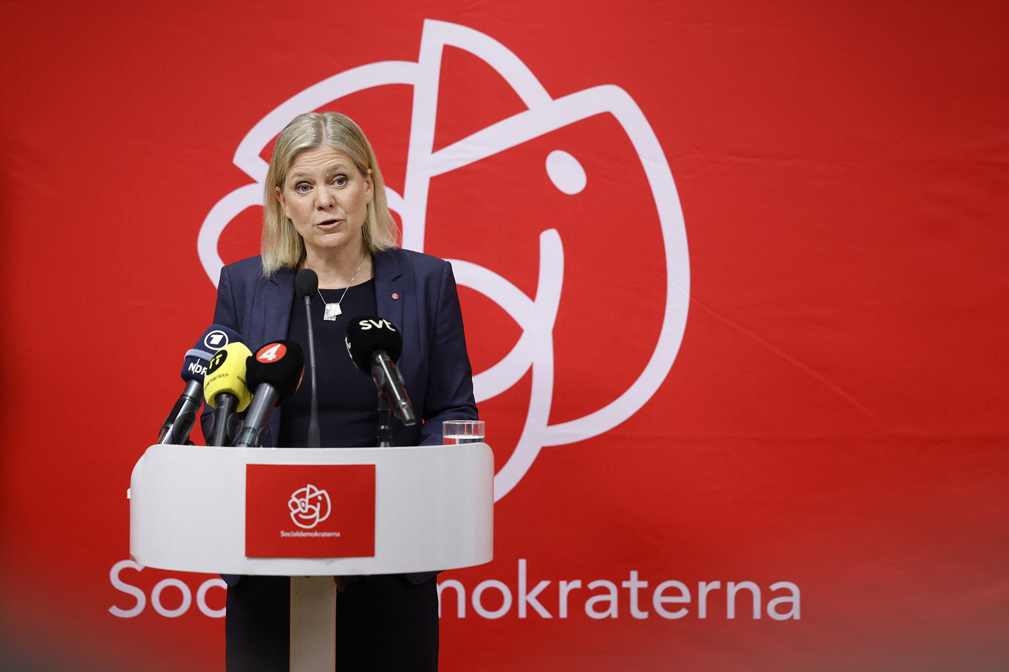 تعقد رئيسة الوزراء السويدية ماجدالينا أندرسون مؤتمرا صحفيا بعد اجتماع في مقر الحزب الديمقراطي الاشتراكي الحاكم في ستوكهولم ، السويد ، في 15 مايو.
