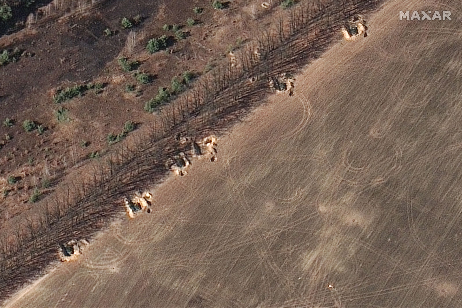 Las imágenes de satélite muestran a Rusia construyendo defensas para proteger los sitios militares al noroeste de Kiev.